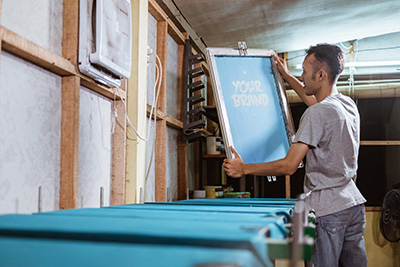 person-silkscreen-printing-on-shirts